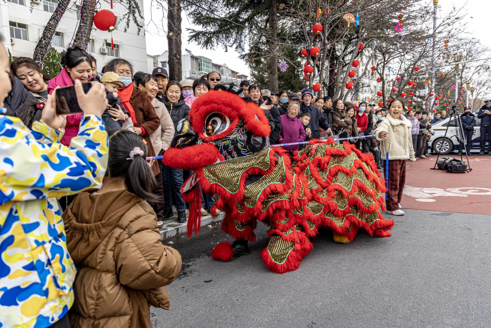 3月2日,晋城市阳城县元宵节街头文艺展演火热举行,现场热闹非凡,年味浓郁。 董强 摄