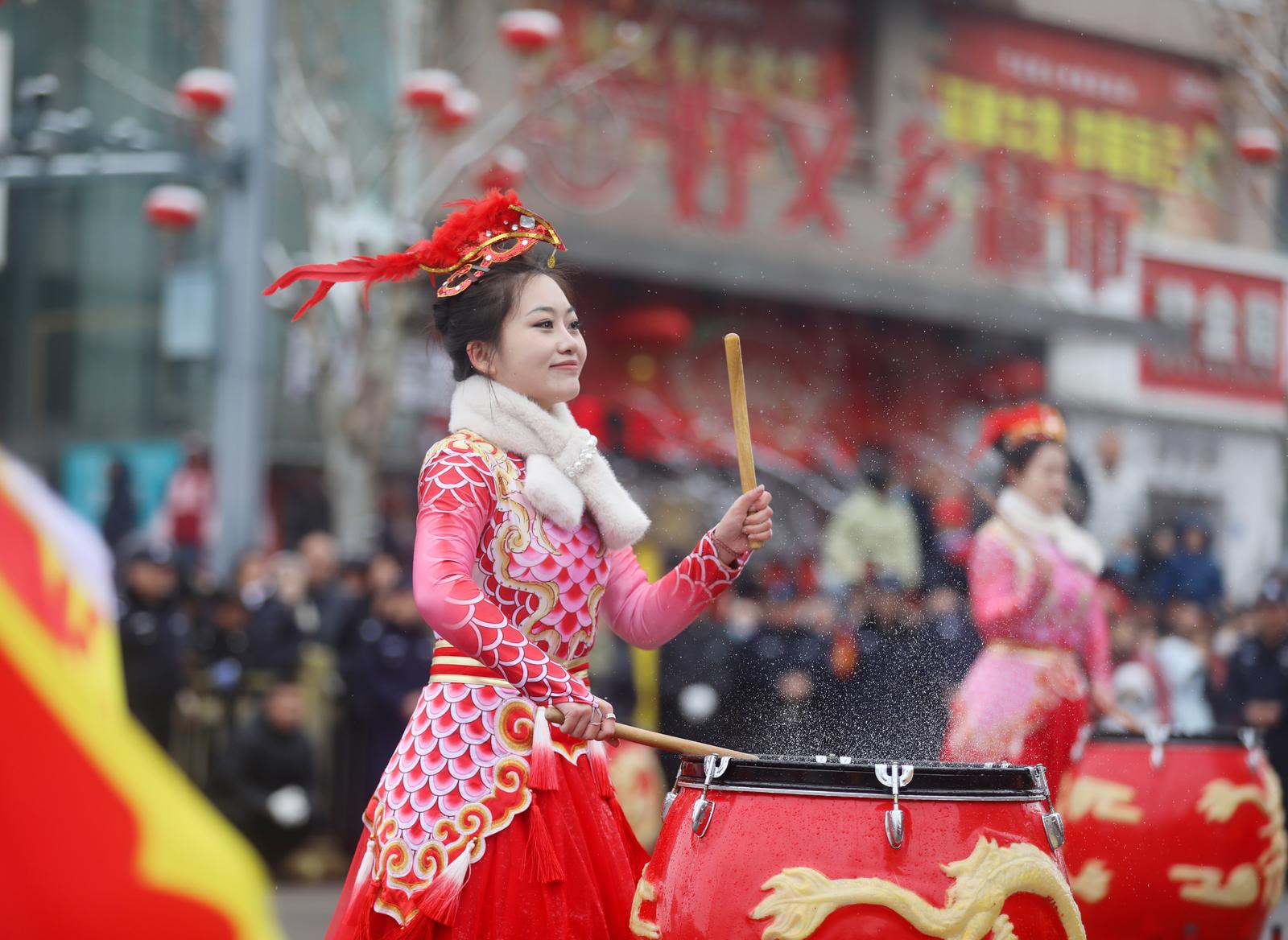 3月2日,长治市武乡县举办元宵节文艺展演。现场妙趣横生,展现太行儿女的昂扬风貌,市民感受传统文化魅力,共庆元宵佳节。 李勇 摄
