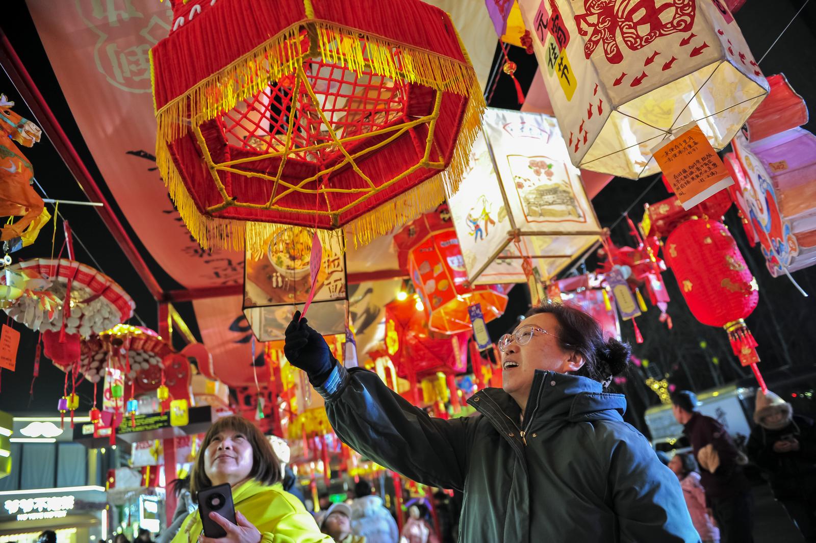 3月2日,晋中市榆次区举办花灯创意大赛,600余盏花灯照亮怡然青年广场核心街区。 张耀宇 摄