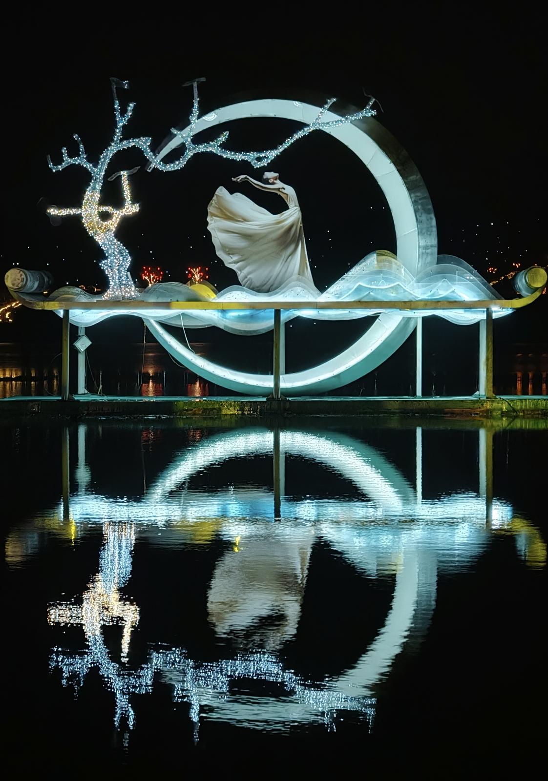 3月2日,晋城市泽州县丹河龙门湿地公园灯展,吸引众多游客前来观赏打卡。 李丑丑 摄