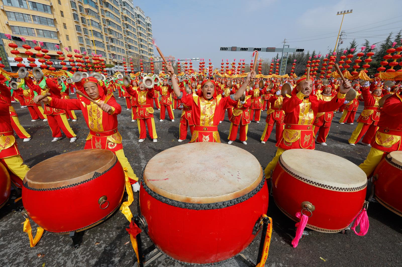 3月2日,运城市万荣县举办2026年元宵节社火表演。群众们载歌载舞,欢度元宵佳节。 闫鑫 摄