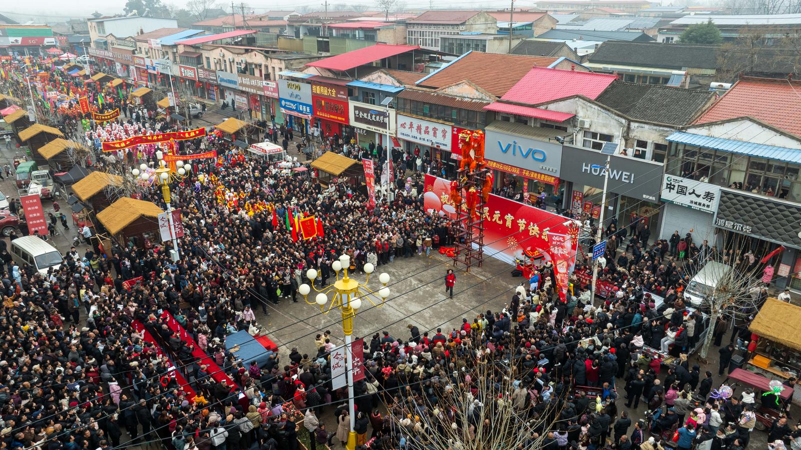 3月2日,临汾市襄汾县汾城镇古街道社火展演,天塔狮舞等节目轮番上演,为村民游客献上一场热闹喜庆的文化盛宴。王稳锁 摄