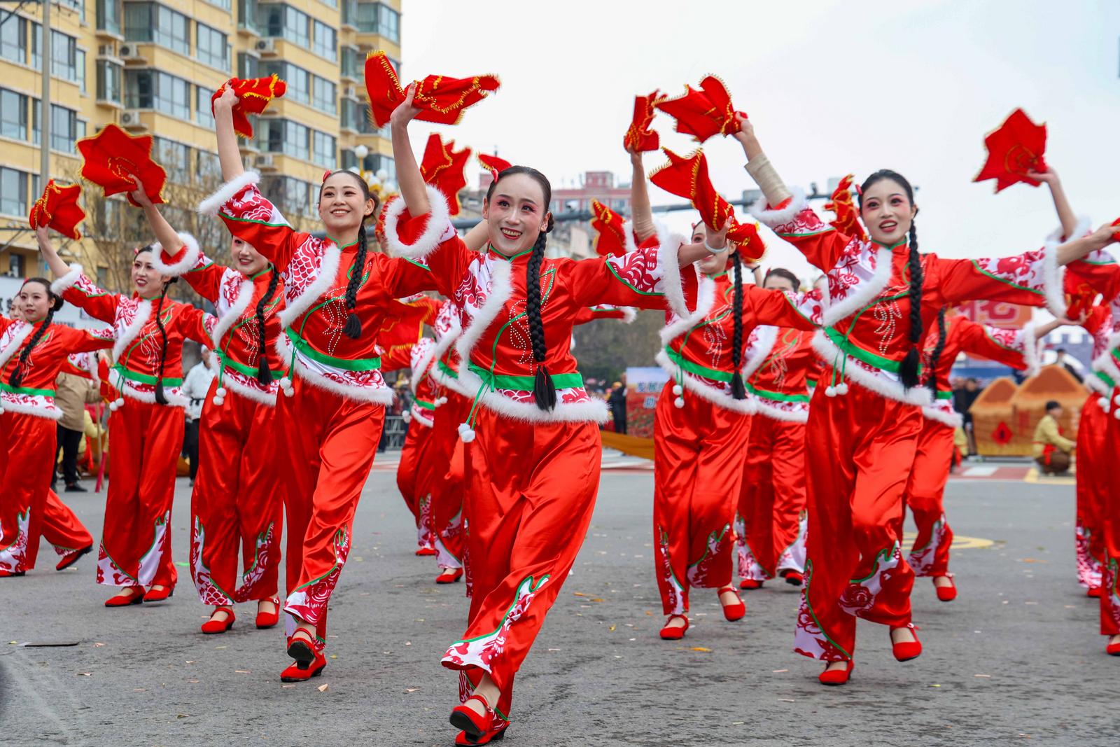 3月2日,运城市万荣县载歌载舞,喜迎元宵佳节。社火表演,秧歌、锣鼓、舞狮等节目轮番上演,现场气氛热烈。茹雅 摄