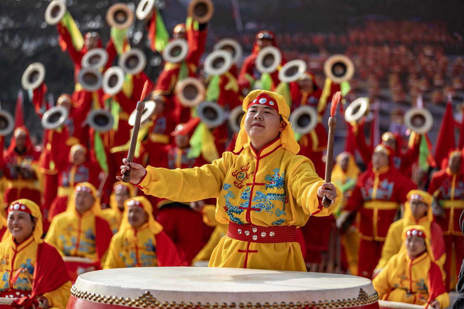 3月3日,运城市平陆县元宵社火闹新春热闹开场,舞蹈、锣鼓、舞狮等丰富多彩的民俗表演,给群众呈现了一场文化盛宴。权永军摄