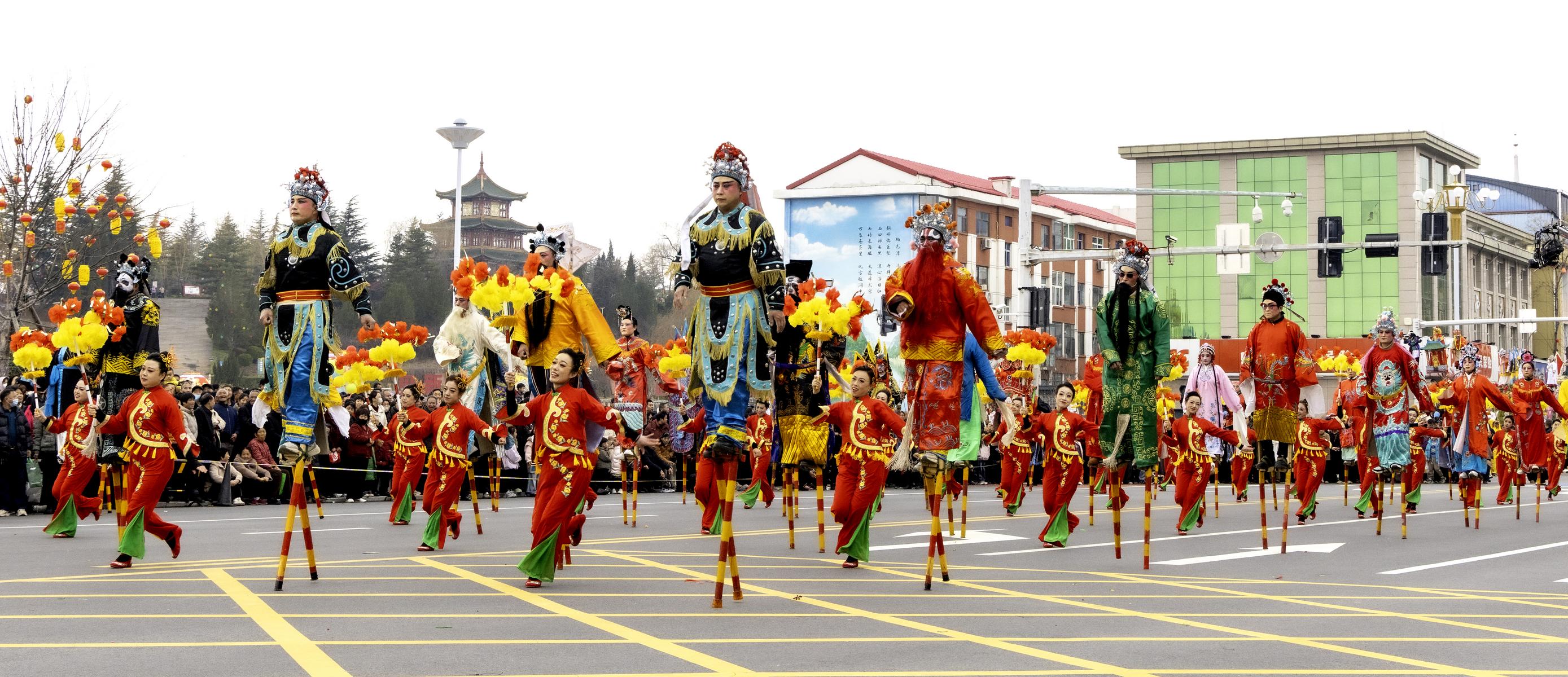 3月2日,晋城市阳城县举办元宵节街头文艺展演。李广社 摄