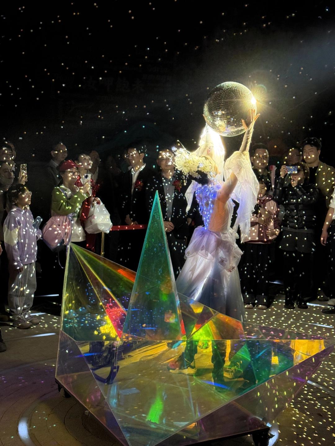 “偶遇世界”戏剧盲盒演艺综合体打造的集声、光、电于一体的沉浸式灯光秀，致力于构建“白天有戏、夜有光影”的全时段运营场景。黄琼芬 摄.jpg