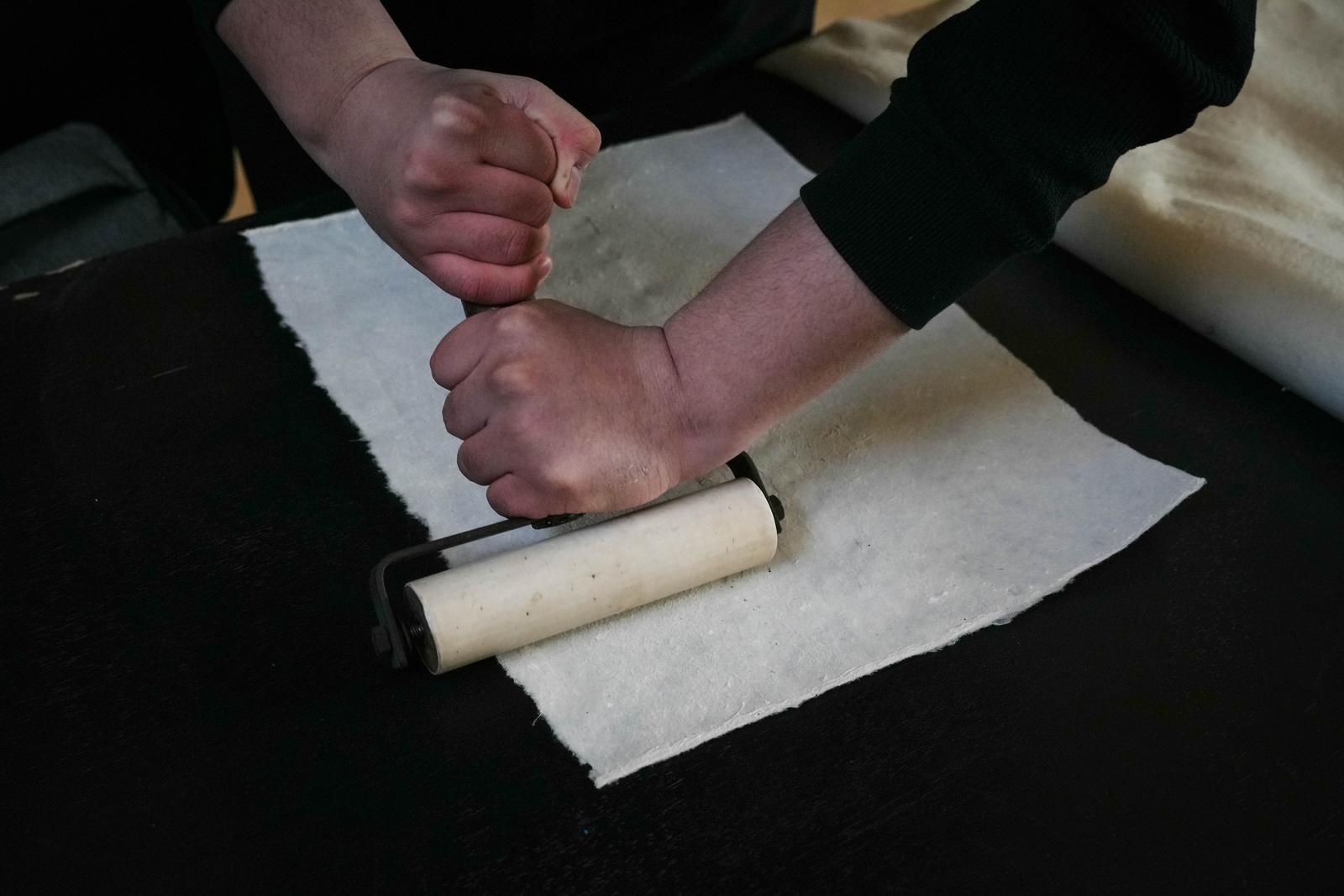 非遗镂花模印技艺代表性传承人张宇博在砑光