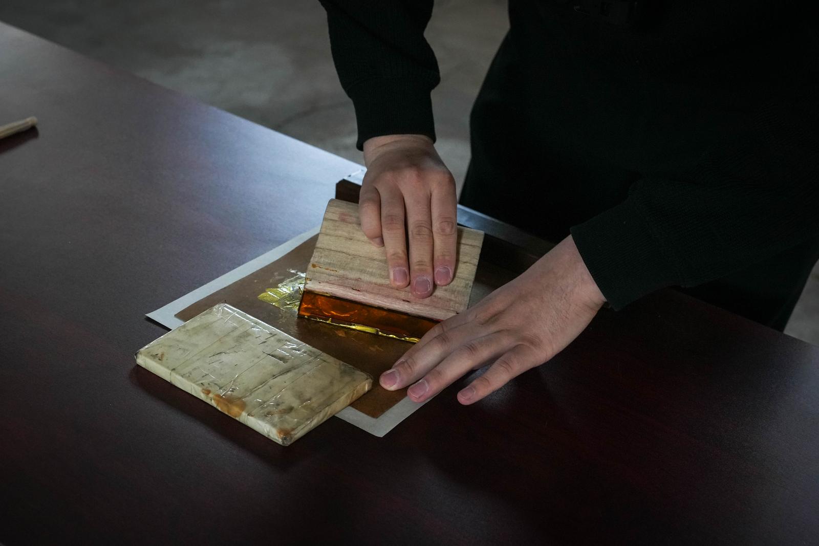 非遗镂花模印技艺代表性传承人张宇博拓印自创图案