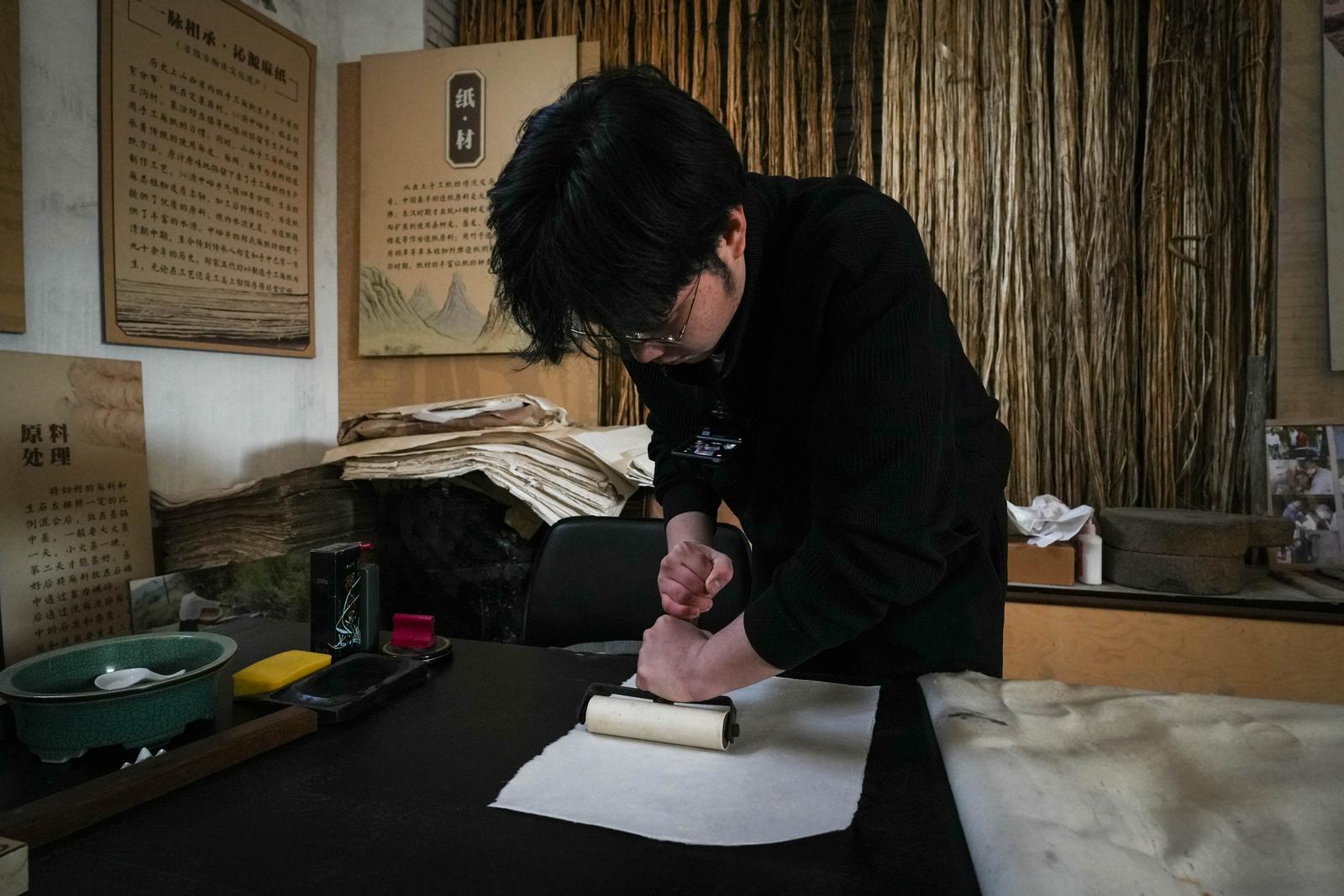 非遗镂花模印技艺代表性传承人张宇博在砑光