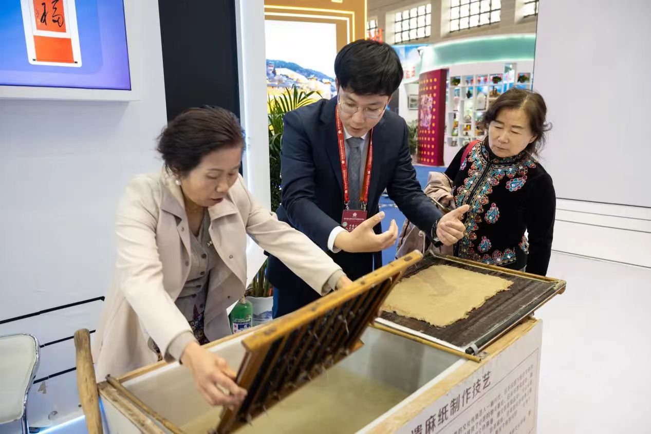 非遗镂花模印技艺代表性传承人张宇博在文博会上指导参观者