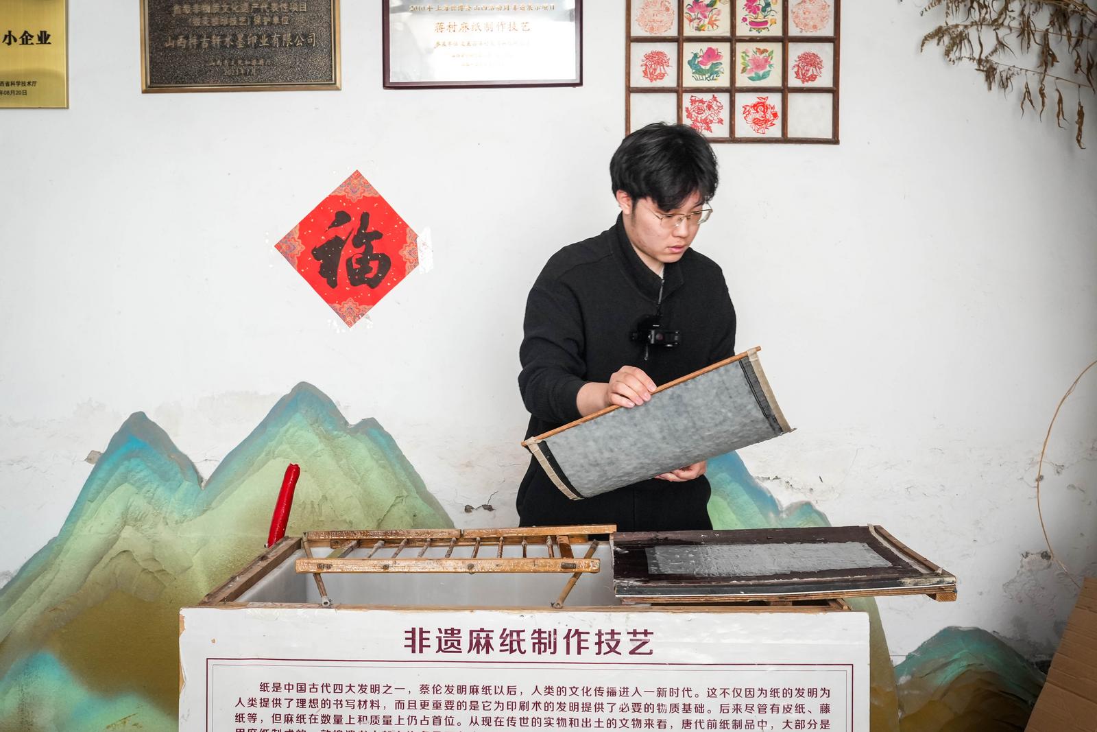 非遗镂花模印技艺代表性传承人张宇博在抄纸