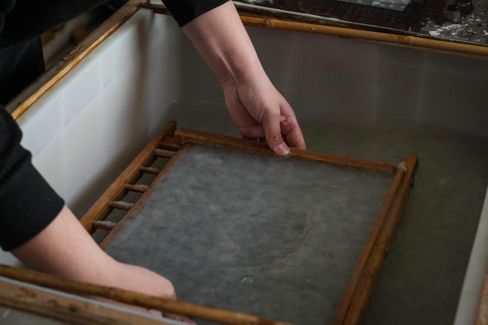 非遗镂花模印技艺代表性传承人张宇博在抄纸