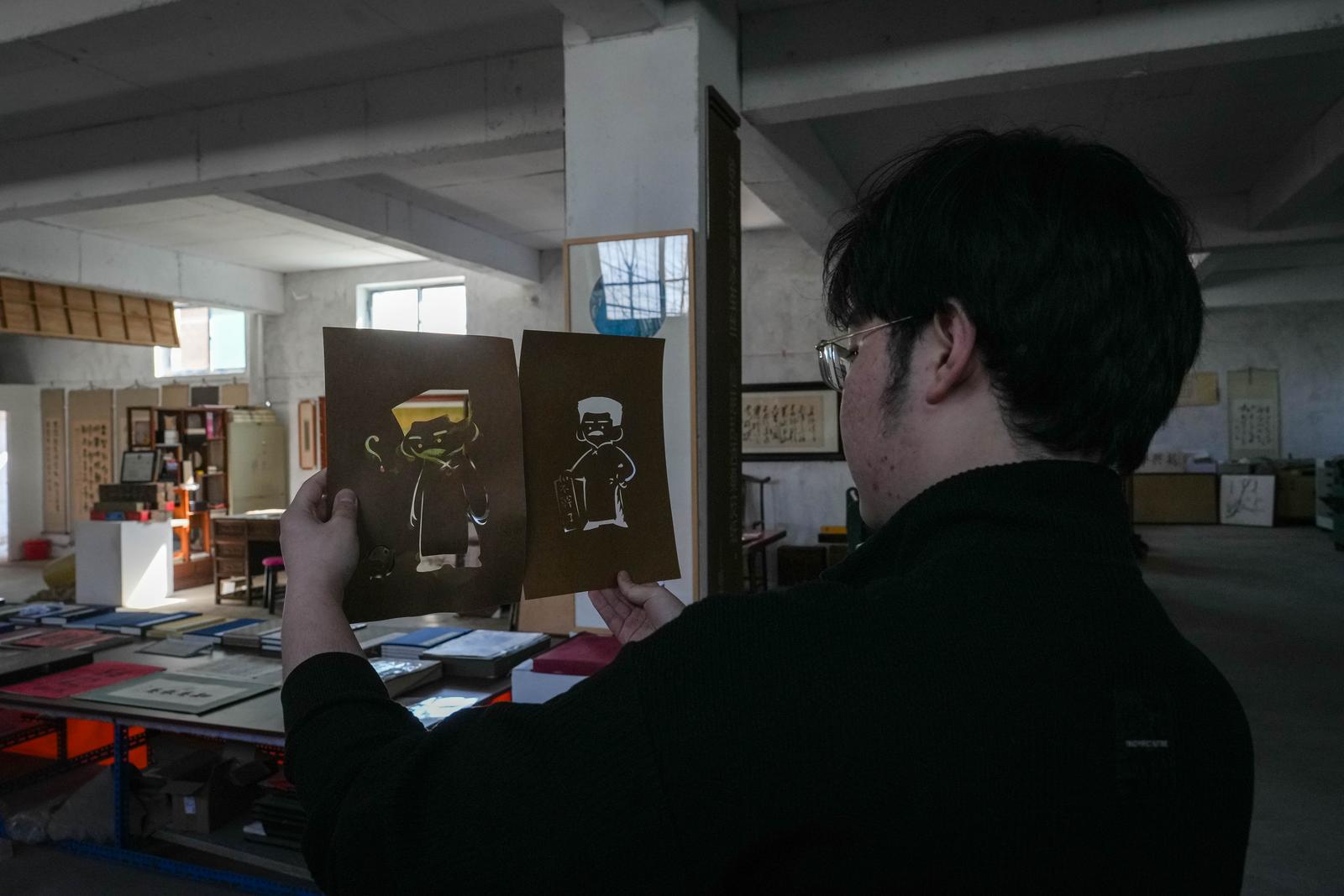 非遗镂花模印技艺代表性传承人张宇博选取拓印版样