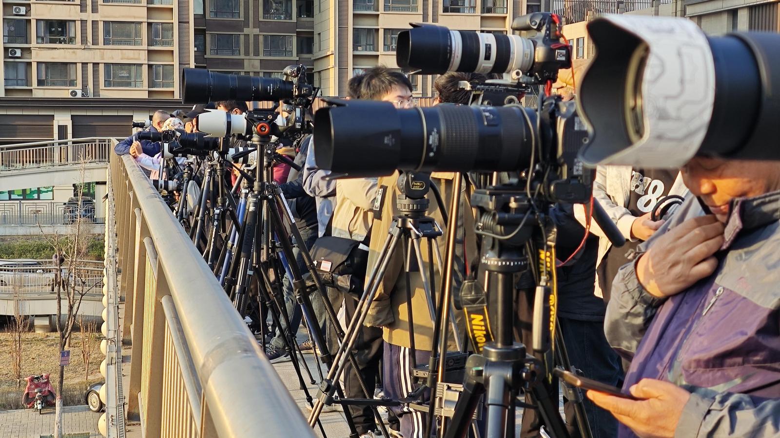 “长枪短炮”齐上阵。