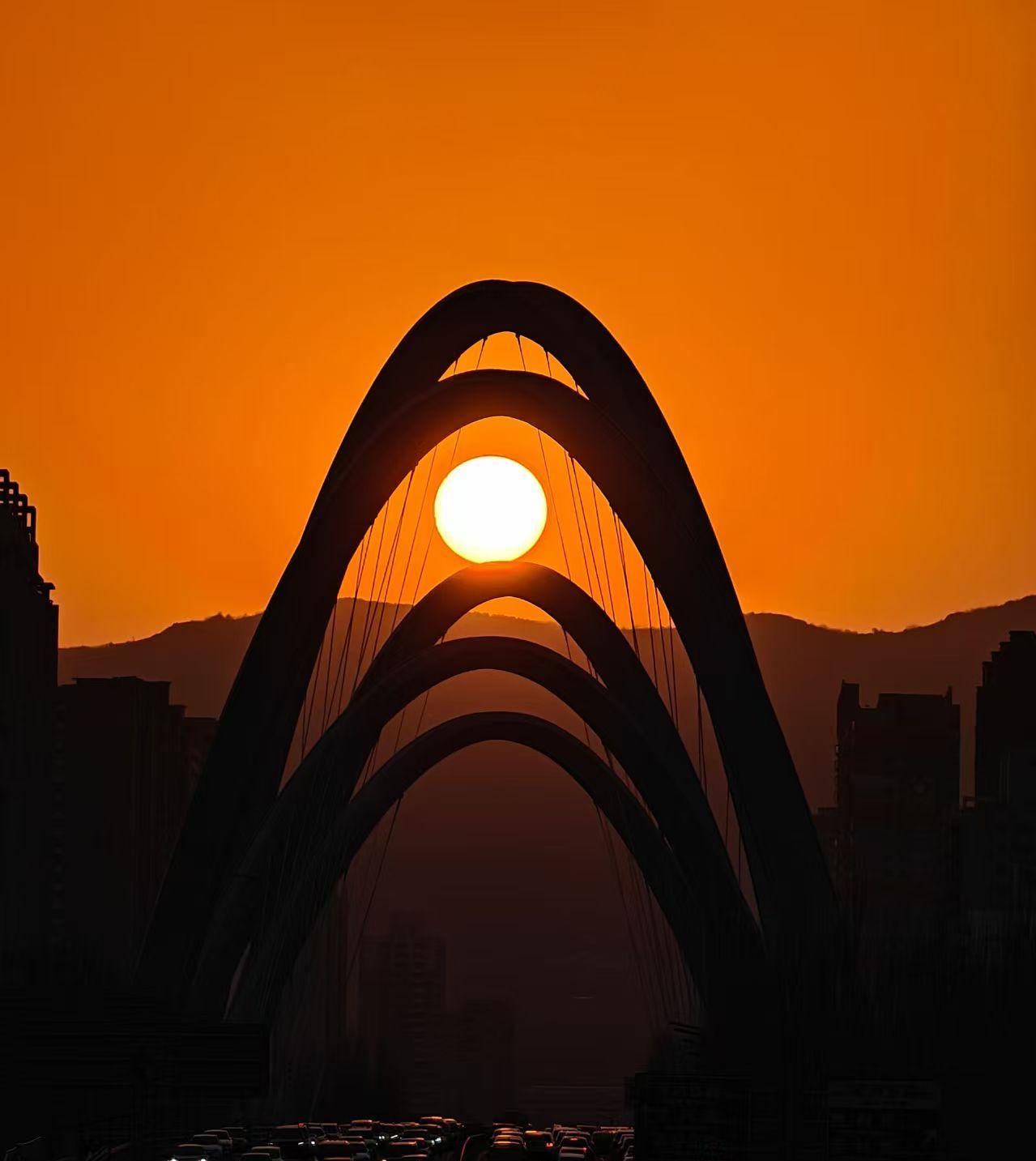 北中环桥春分悬日。梁煜博摄