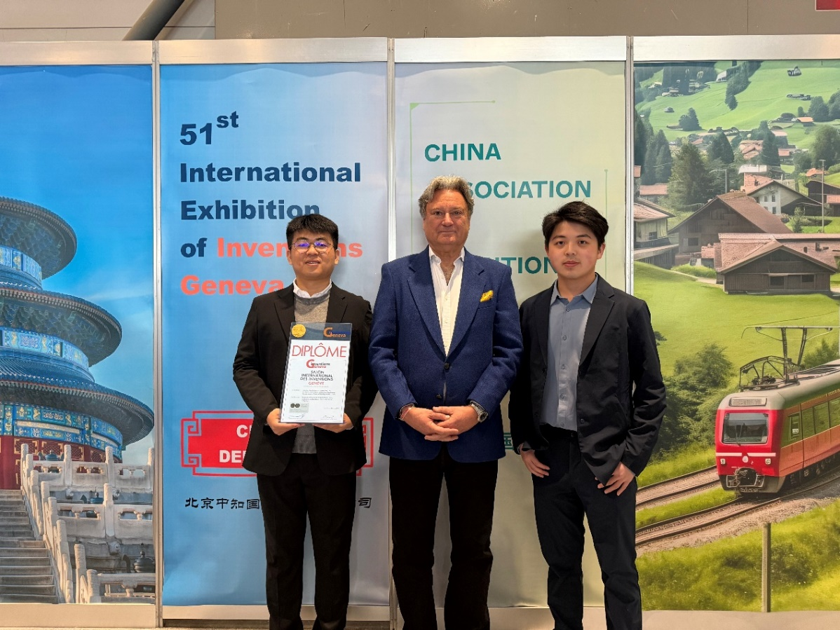 团队成员与日内瓦国际发明展国际评审团主席合影