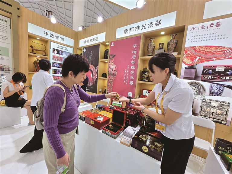 唐都推光漆饰品颇受消费者喜爱。