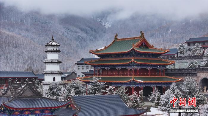 雾凇配上红墙绿瓦的古建,景色格外惊艳。史文勇 摄