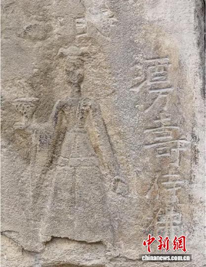 山西省晋城市沁水河头北魏摩崖造像中的供养人像旁刻有“酒万寿”题记。(山西省考古研究院供图)