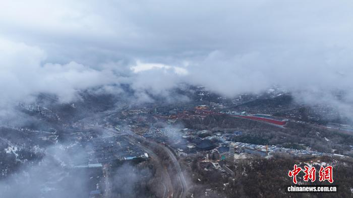五台山雾凇云海齐现,春日山间宛若仙境。史文勇 摄