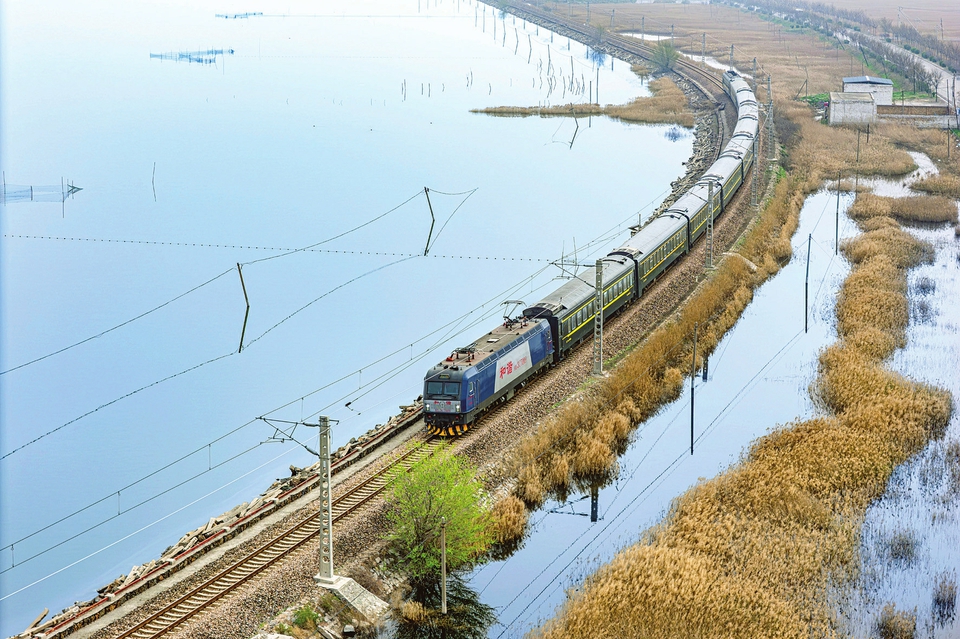 “水上列车”行驶在硝池滩上,浪漫唯美、恍若梦境。兰立强摄