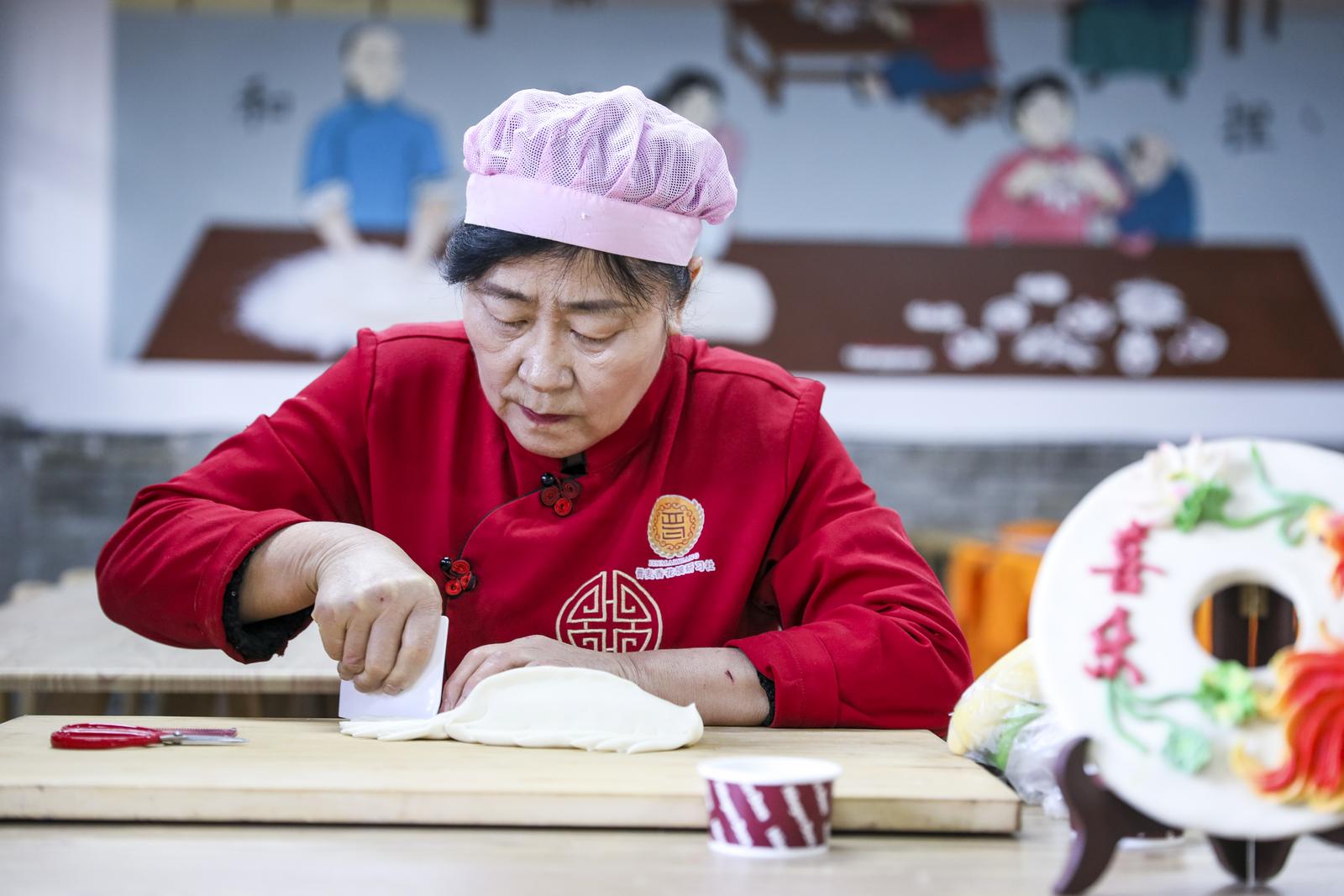 续爱花捏制花馍。