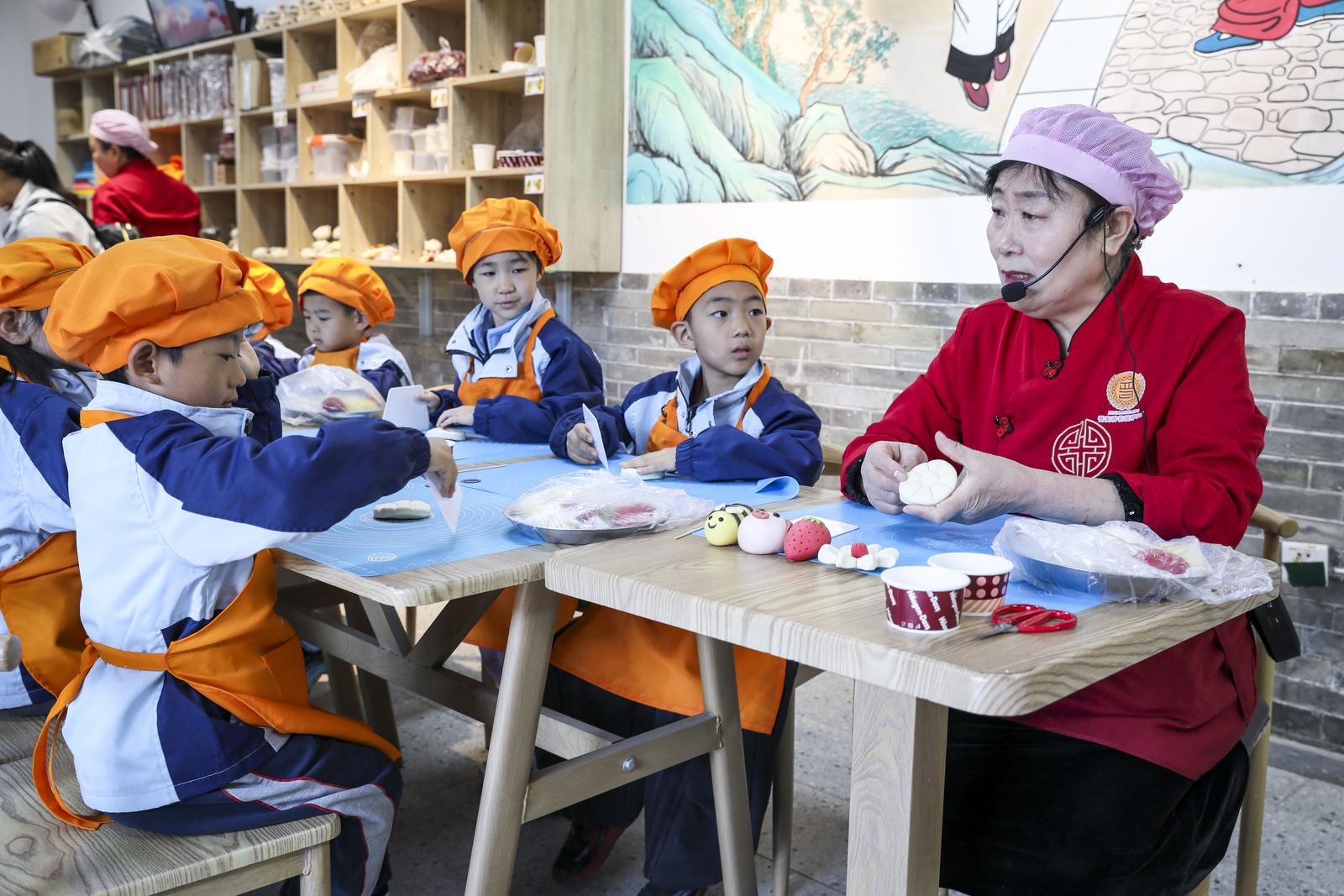 孩子们从磨面开始,全程体验花馍的制作,感受非遗的魅力。