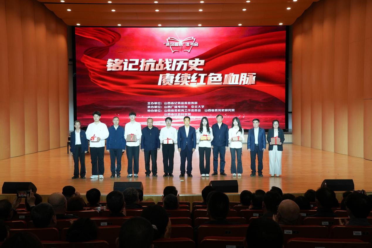 与会嘉宾向广大学子赠送书籍 配图3