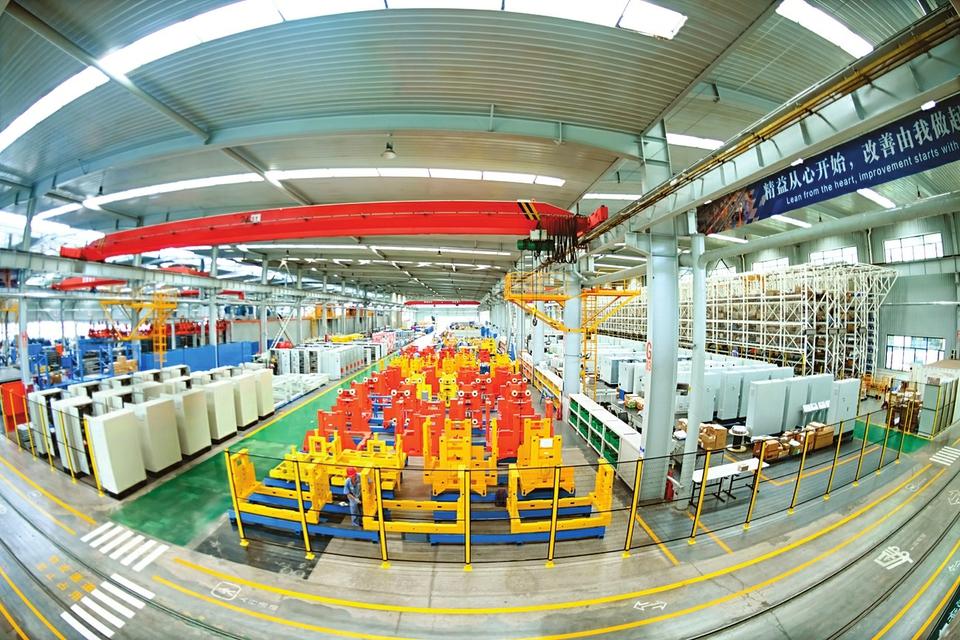 7月29日,位于太原市中北高新技术产业开发区的东杰智能科技集团股份有限公司装配车间内生产繁忙。该公司融合5G等先进技术,构建了全流程智能制造整体综合方案,目前业务已拓展至多个国家和地区。本报记者 赵夏雨摄