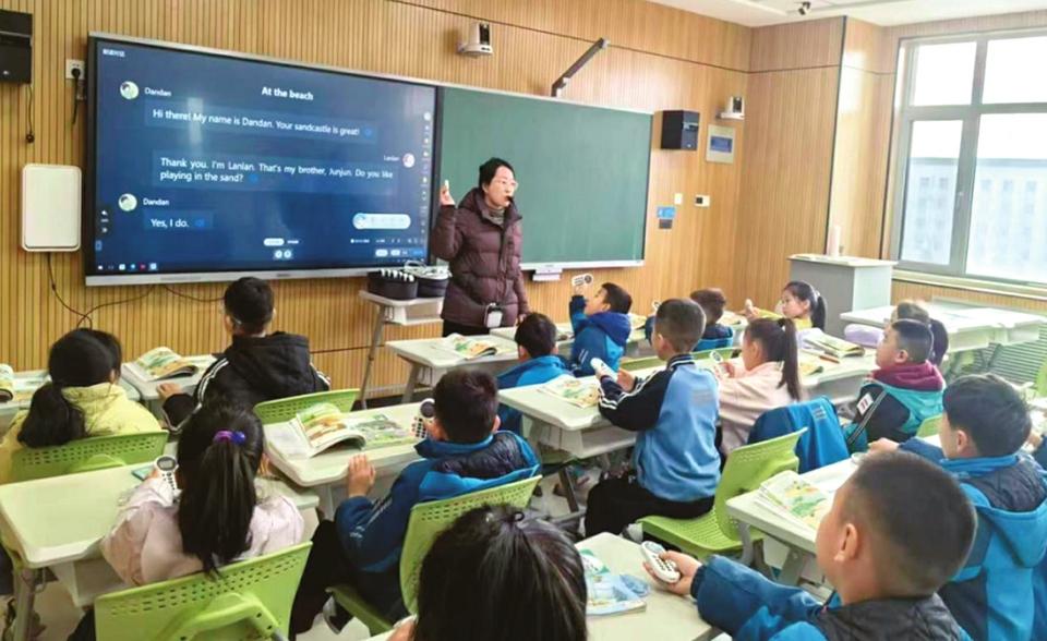 图为太原市小店区滨河东路小学六年级AI英语课堂(资料图)。本报通讯员摄