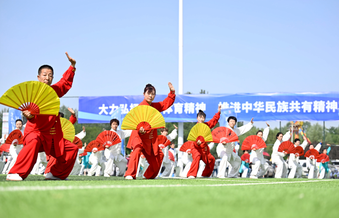 图为2025年6月10日,在宁夏银川市览山公园举行的全民健身主题活动中,群众参加百人功夫扇展演。 新华社记者 王鹏/摄