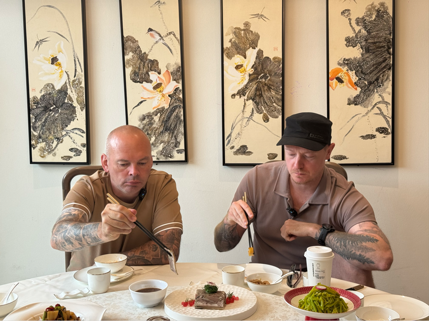两位斯诺克名将品尝山西特色美食