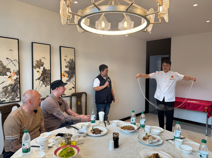 面食师傅现场表演关公扯面