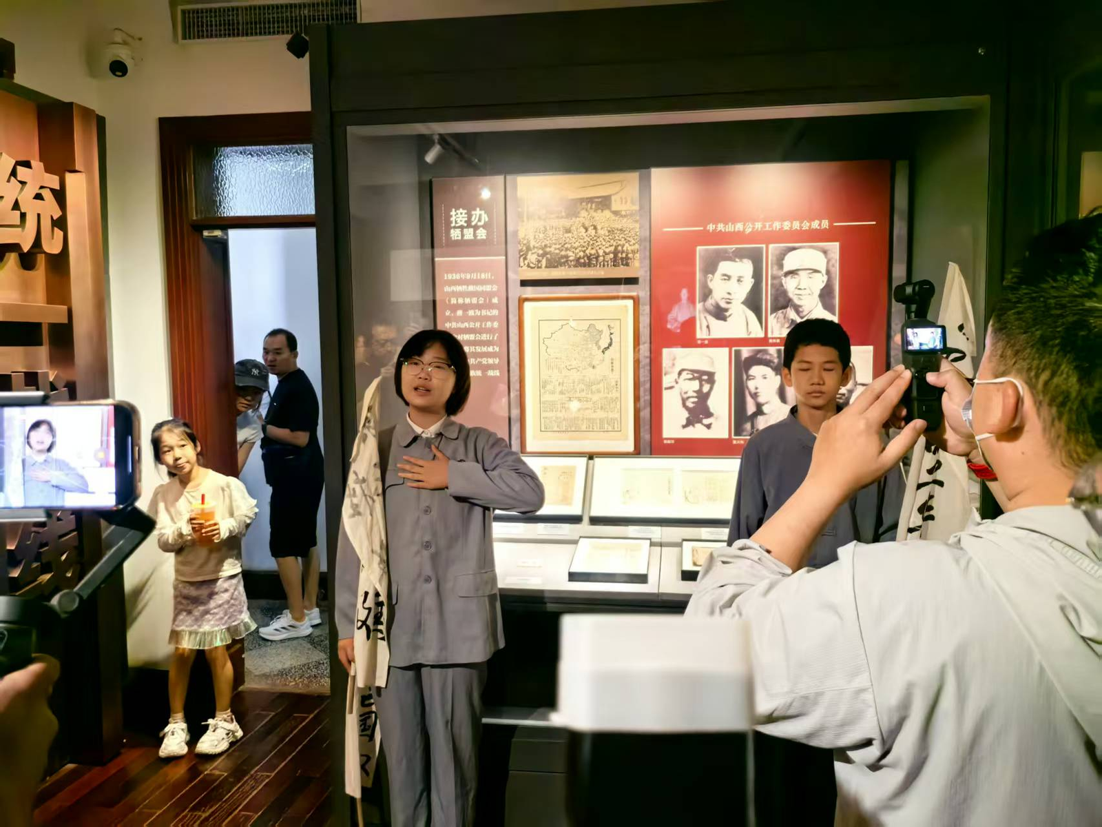 小演员在展厅文物前进行沉浸式讲解