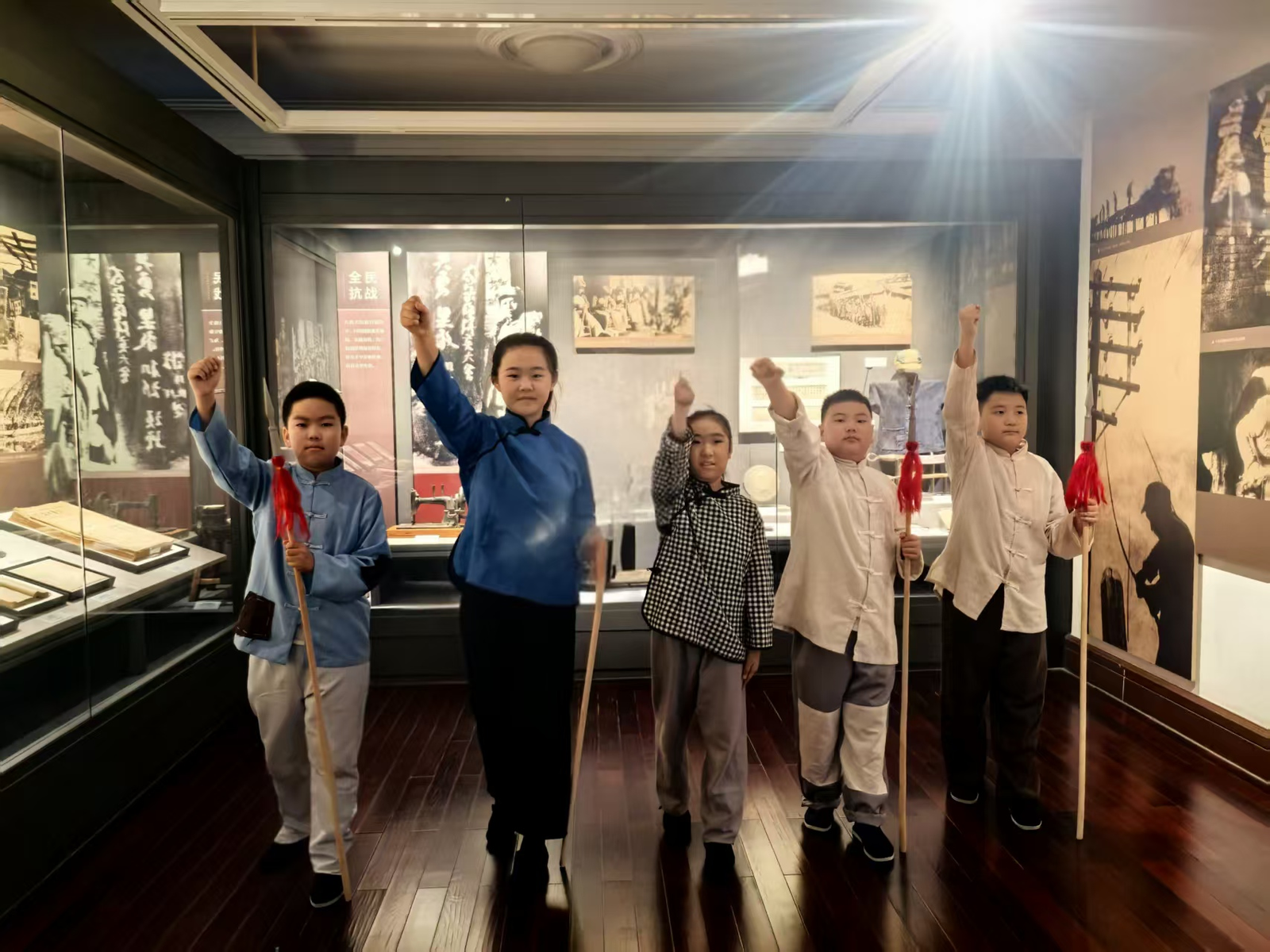 小演员们在全民抗战展板前