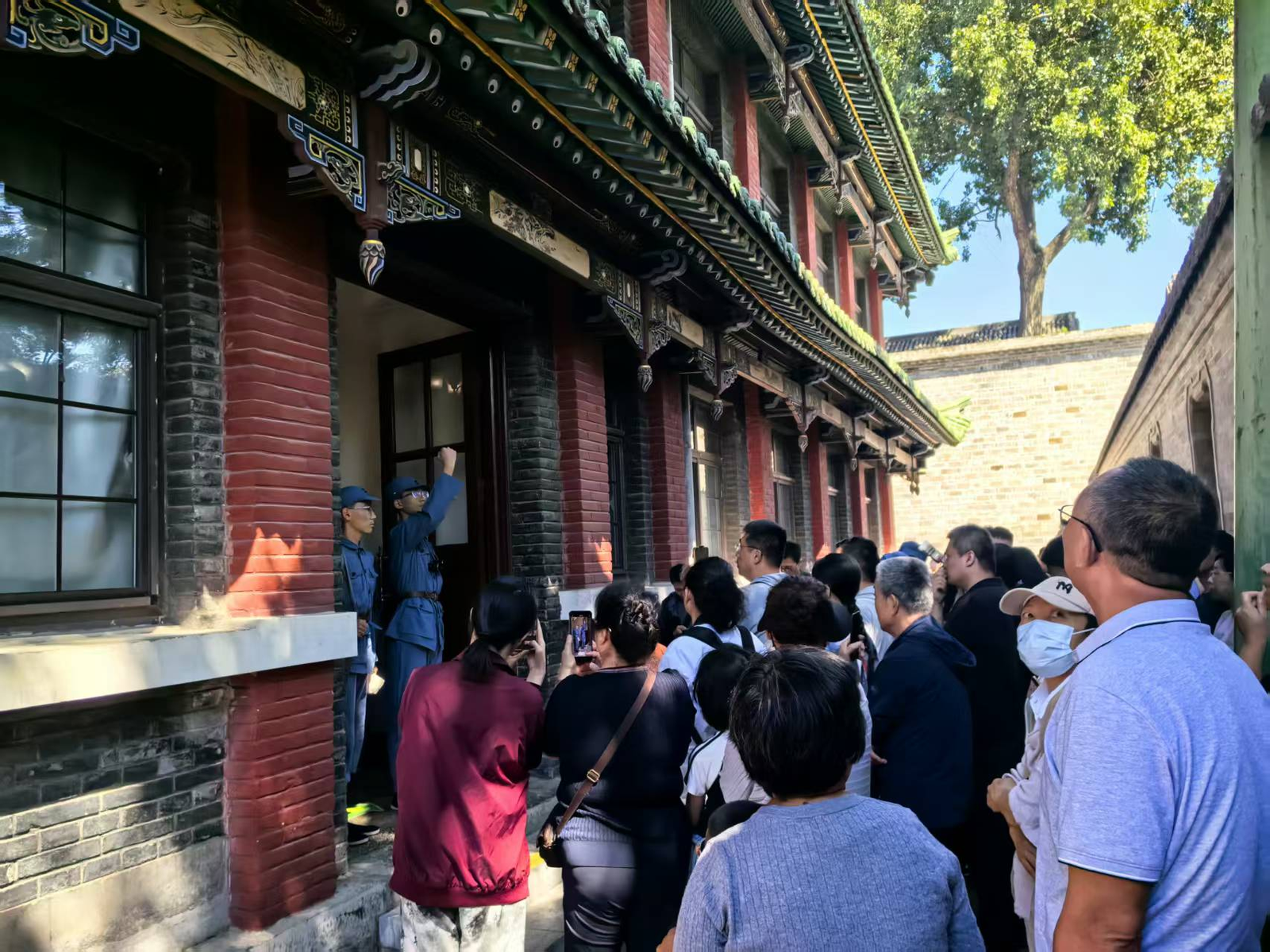 古建筑门口大批观众