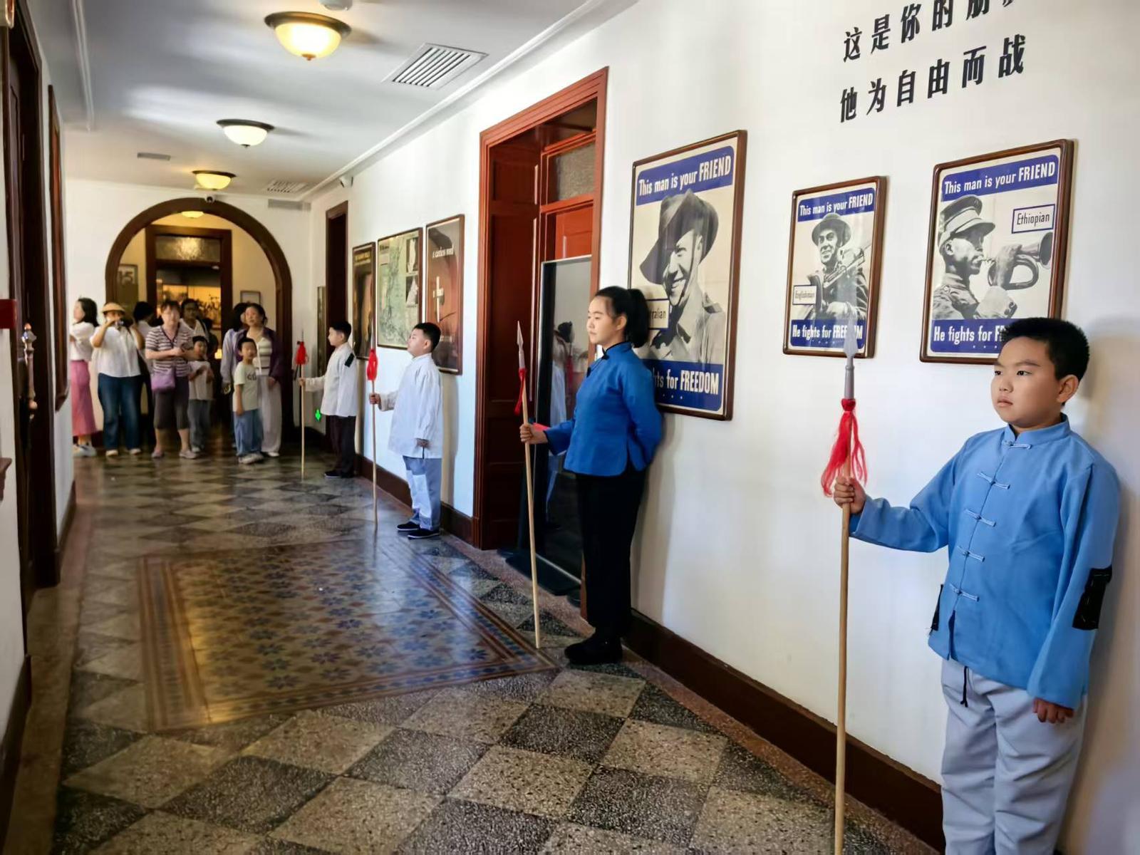 演员们手持道具在展厅走廊