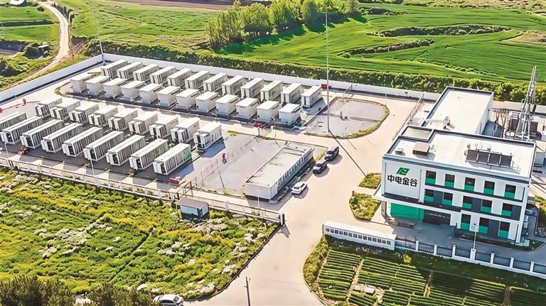 图为中电金谷偏关100MW/42.5MWh混合储能独立调频电站一期项目现场。本报通讯员摄