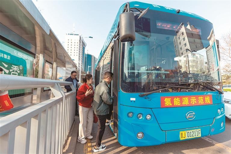 吕梁市区投运全省首条氢能源公交示范线。冯 帅摄