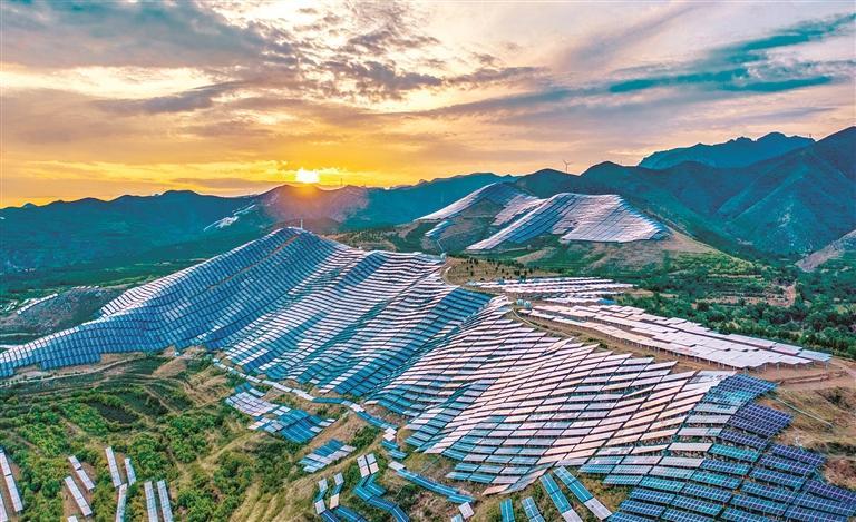 夕阳下的芮城县光伏领跑技术基地。李卓庭摄
