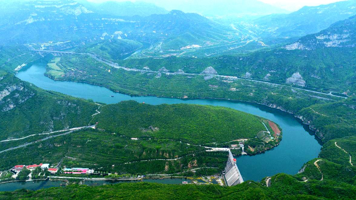 2026年4月20日,晋城珏山景区,丹河如碧绿飘带绕山奔流。马宏泰 摄