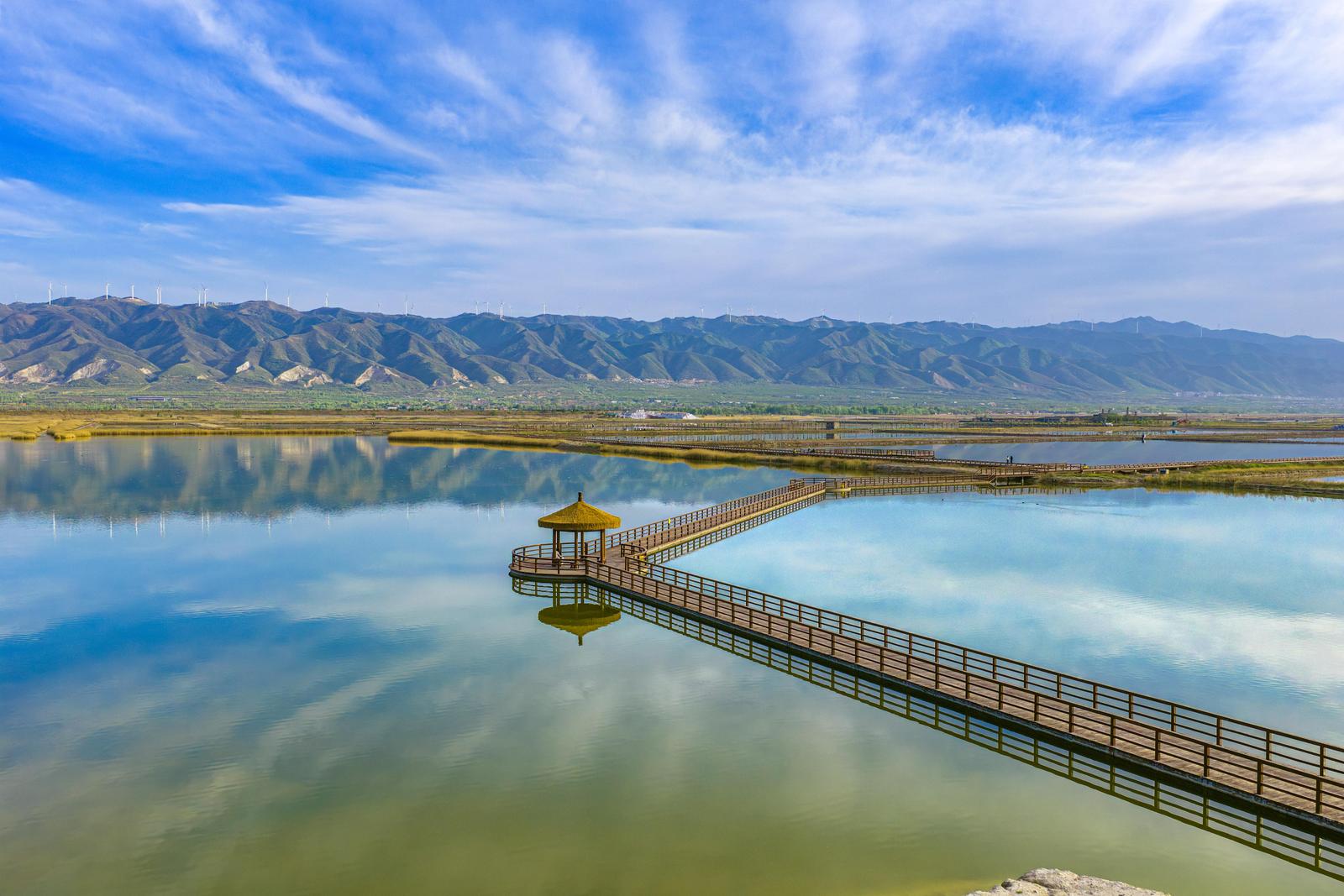 2026年4月4日,运城盐湖木栈道尽显“天空之镜”美景。杨建峰 摄