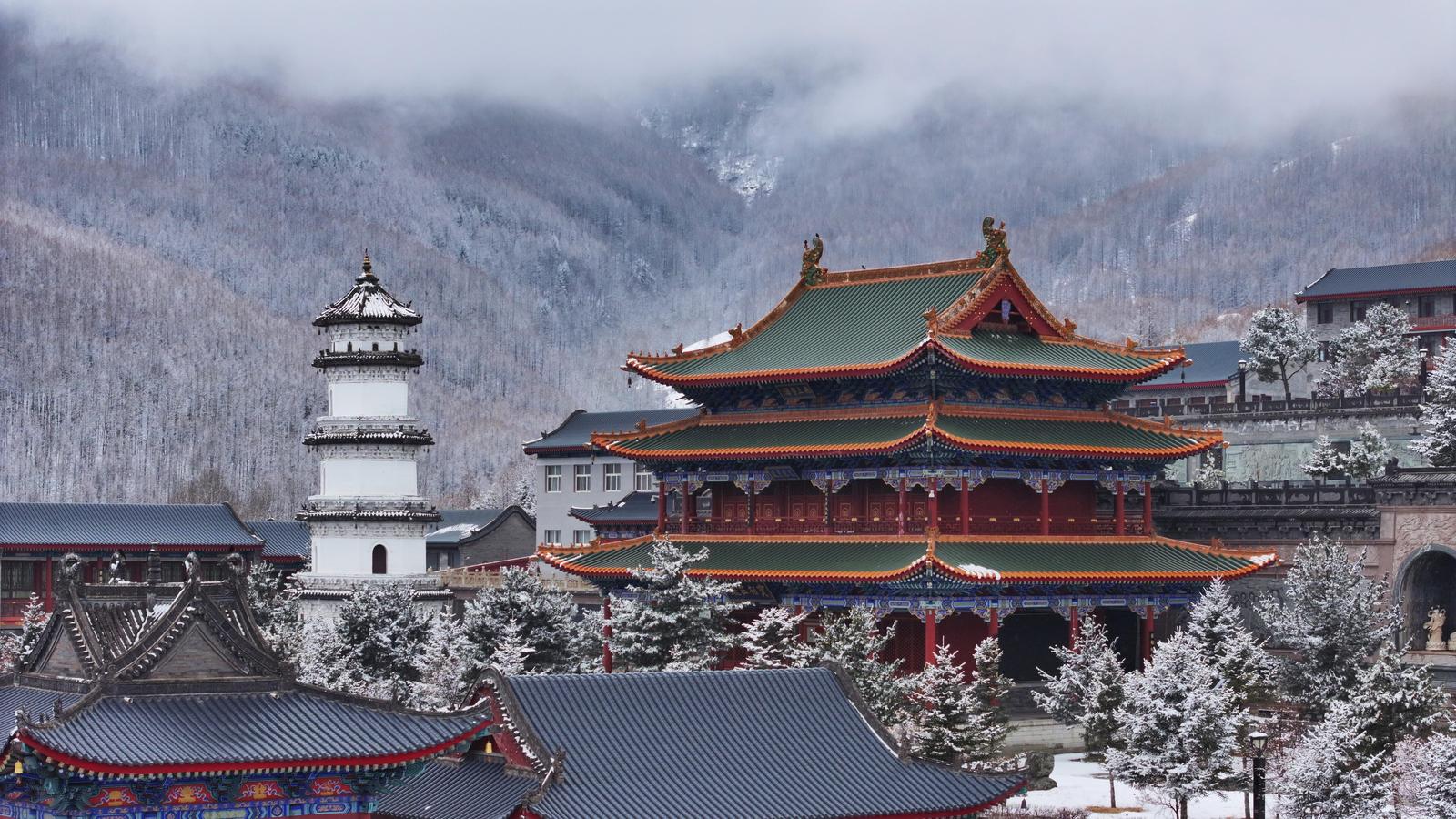 2026年3月30日,五台山现雾凇云海齐观,山间宛若仙境。宫可欣 摄
