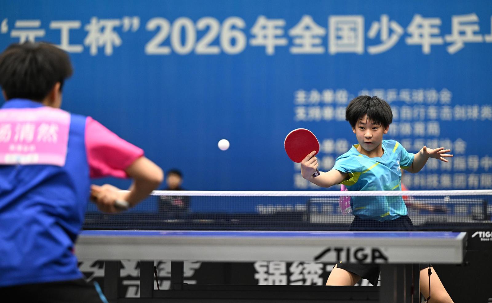 2026年3月24日,太原滨河体育中心,乒乓球小选手在赛场奋力拼搏。李兆民 摄