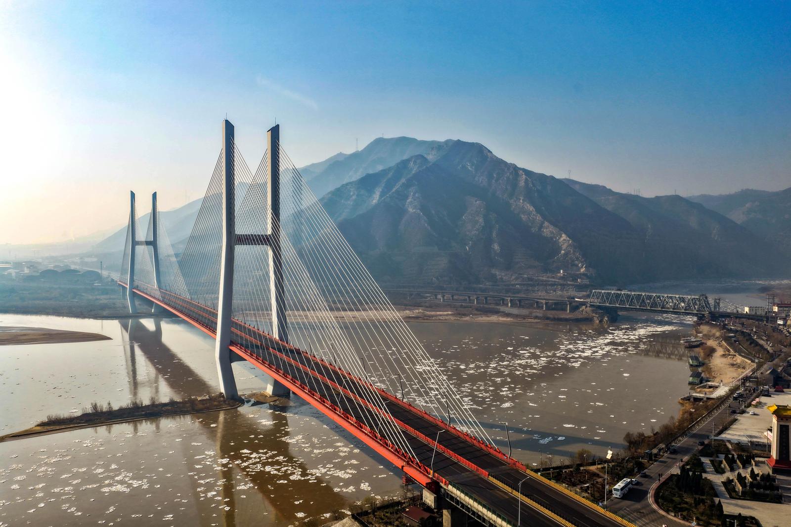 2025年12月8日,黄河运城市河津段现流凌。陈军红 摄