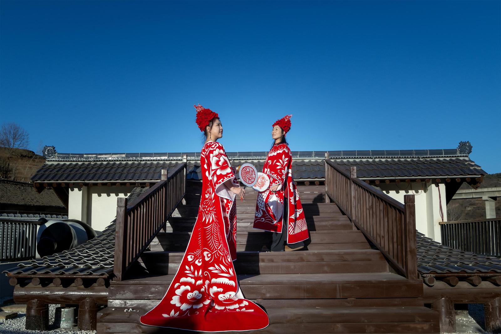 2026年1月23日,晋城市陵川县模特身着精美“剪纸”服饰,让这一传统技艺焕发新生。刘云锋 摄