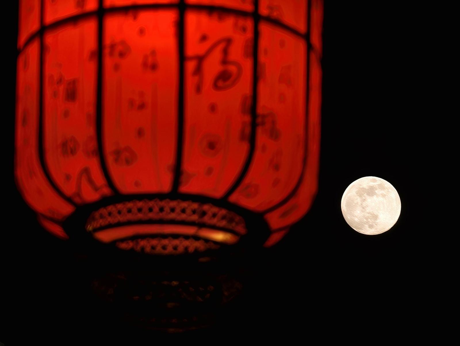 2026年1月2日晚,运城市盐湖区“超级月亮”邂逅中式浪漫。闫鑫 摄