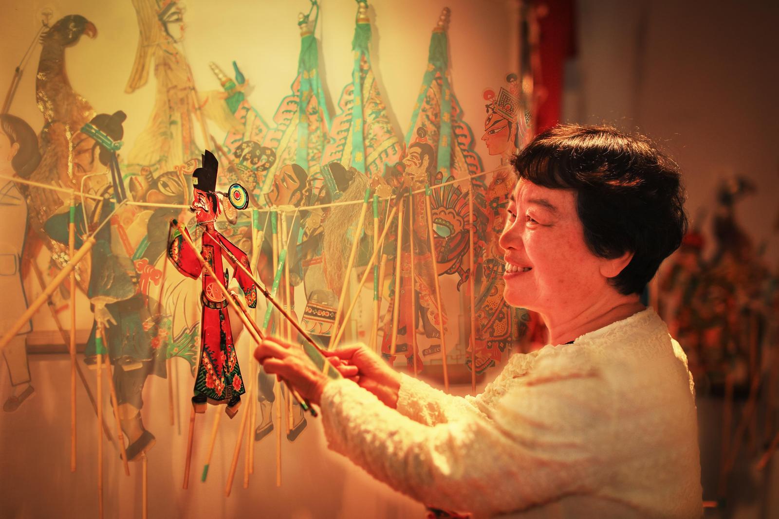2025年11月14日,省级非遗传承人赵翠莲展现皮影艺术。杨蕴贤 摄
