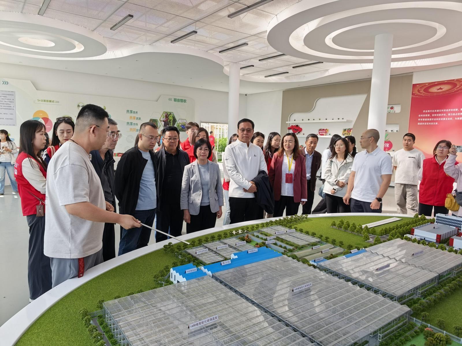工作人员向参观人员介绍现代农业产业园整体规划,产业发展图景,是基层统计采集数据的重要对象。时淼摄