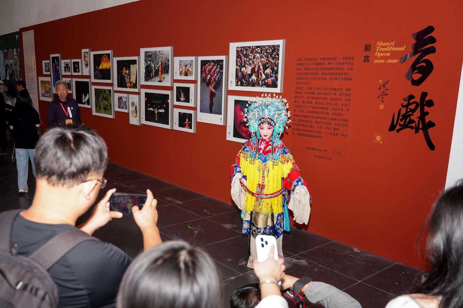 盛装演员在展墙前